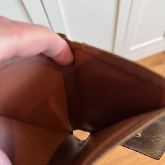 LOUIS VUITTON VIENNOIS MONOGRAM WALLET - Picture 7 of 15